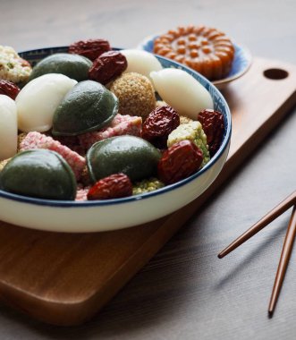 Kore geleneksel tatlılar ve kurabiyeler, Songpyeon, Bal-filledrice Kek, Susam glutinous pirinç kek, Gangjeong