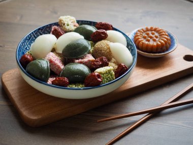 Kore geleneksel tatlılar ve kurabiyeler, Songpyeon, Bal-filledrice Kek, Susam glutinous pirinç kek, Gangjeong