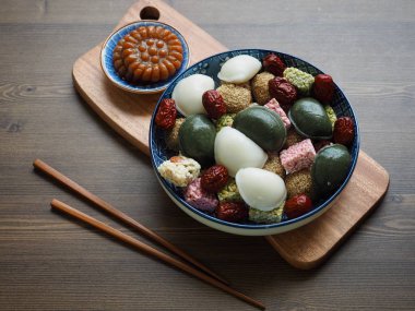 Kore geleneksel tatlılar ve kurabiyeler, Songpyeon, Bal-filledrice Kek, Susam glutinous pirinç kek, Gangjeong