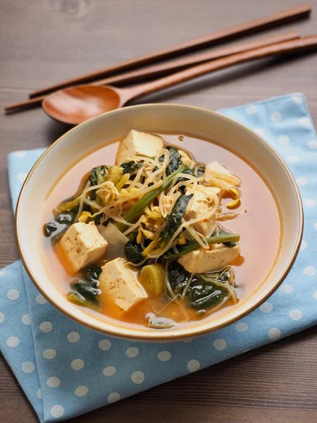 Корейская Еда Spinach Bean Sprouts Soybean Paste Soup — стоковое фото