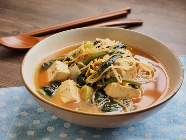 韓国料理ほうれん草と豆の芽大豆ペーストスープ — ストック写真