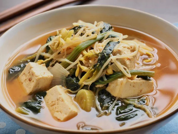 Корейская Еда Spinach Bean Sprouts Soybean Paste Soup — стоковое фото