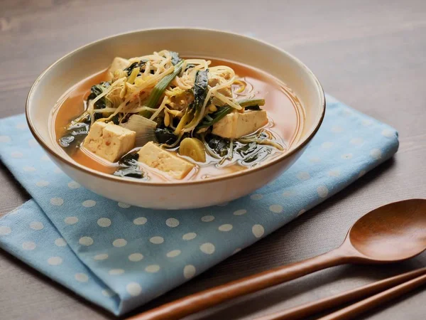 韓国料理ほうれん草と豆の芽大豆ペーストスープ — ストック写真