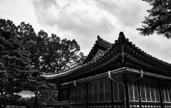 韩国传统的长德宫 黑白照片 — 图库照片