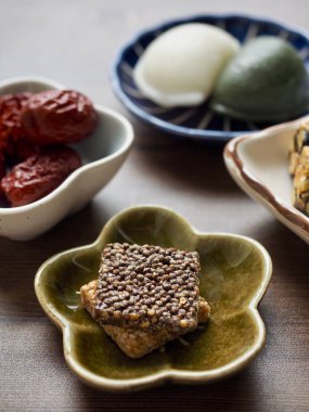 Kore geleneksel aperatifler Sweetricepuffs, siyah susam gangjeong