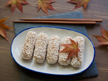 Kore geleneksel çerez yugwa, Hangwa ve akçaağaç yaprağı