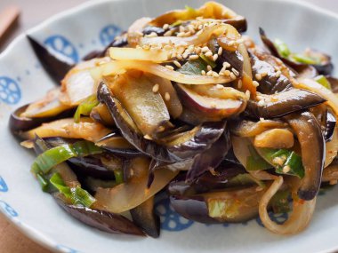 Kore yemekleri kızarmış patlıcan sebze, garnitür