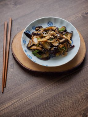 Kore yemekleri kızarmış patlıcan sebze, garnitür