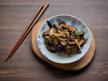 Kore yemekleri kızarmış patlıcan sebze, garnitür