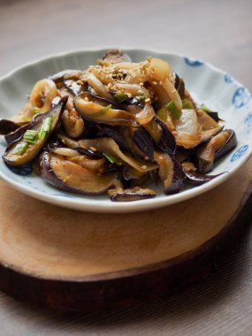 Kore yemekleri kızarmış patlıcan sebze, garnitür