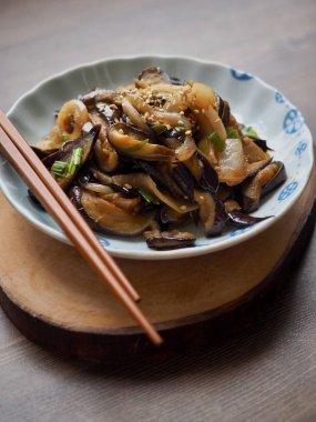 Kore yemekleri kızarmış patlıcan sebze, garnitür