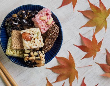 Kore geleneksel Sweetricepuffsand akçaağaç yaprağı, Gangjeong aperatifler 