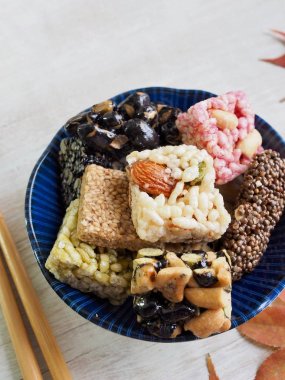 Kore geleneksel Sweetricepuffsand akçaağaç yaprağı, Gangjeong aperatifler 