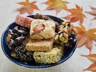 Kore geleneksel Sweetricepuffsand akçaağaç yaprağı, Gangjeong aperatifler 