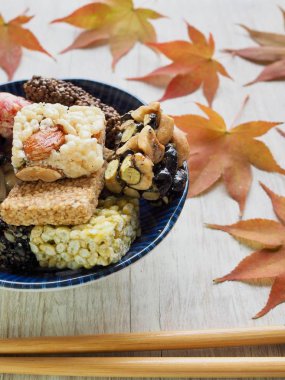 Kore geleneksel Sweetricepuffsand akçaağaç yaprağı, Gangjeong aperatifler 