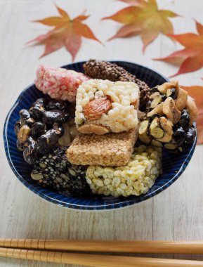 Kore geleneksel Sweetricepuffsand akçaağaç yaprağı, Gangjeong aperatifler 