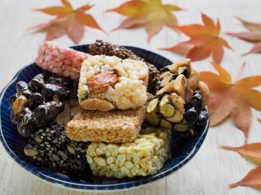 Kore geleneksel Sweetricepuffsand akçaağaç yaprağı, Gangjeong aperatifler 