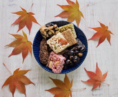 Kore geleneksel Sweetricepuffsand akçaağaç yaprağı, Gangjeong aperatifler 