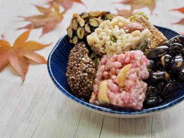 Kore geleneksel Sweetricepuffsand akçaağaç yaprağı, Gangjeong aperatifler 