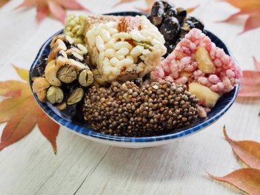 Kore geleneksel Sweetricepuffsand akçaağaç yaprağı, Gangjeong aperatifler 