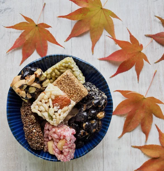 Kore geleneksel Sweetricepuffsand akçaağaç yaprağı, Gangjeong aperatifler 