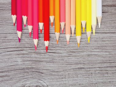 Çeşitli renklerde renkli kalemler
