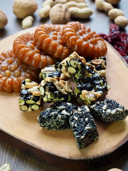 Kore geleneksel tatlılar ve kurabiye ve Fındık Mix, gangjeong, Yakgwa, Bal Çerez 