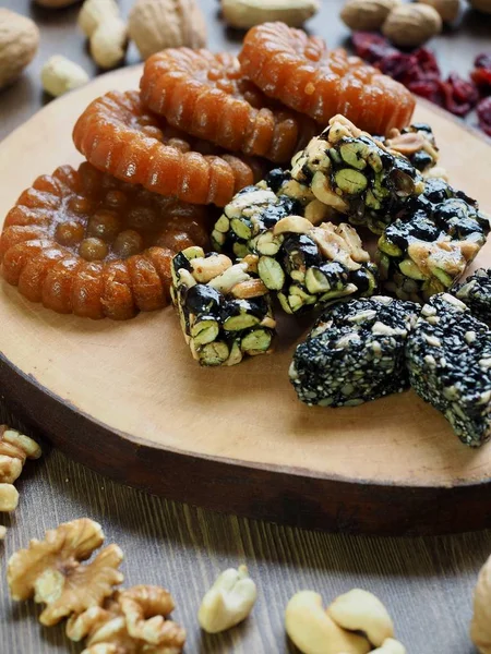 Kore geleneksel tatlılar ve kurabiye ve Fındık Mix, gangjeong, Yakgwa, Bal Çerez 