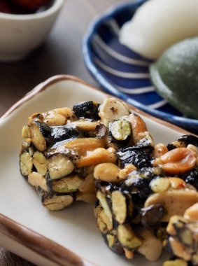 Kore geleneksel aperatifler Sweetricepuffs, Siyah Fasulye gangjeong, Fıstık gangjeong