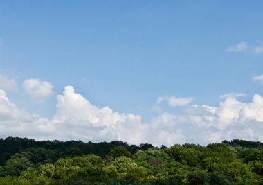 Kore dağları, bulutlar, mavi gökyüzü