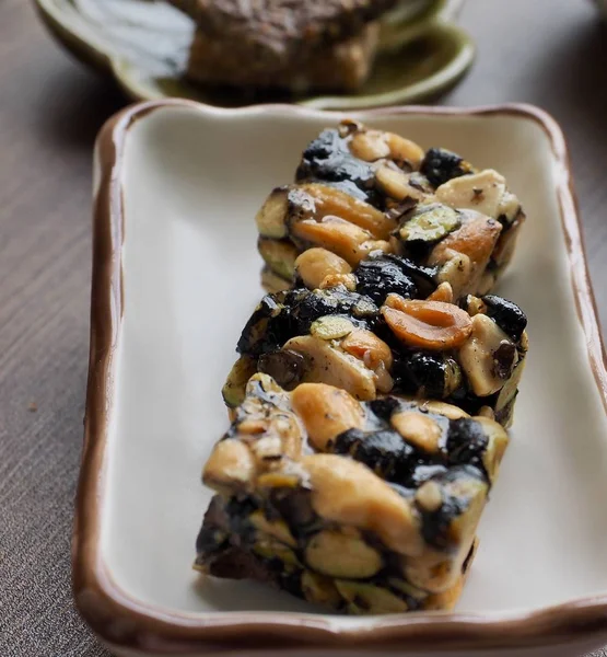 Kore geleneksel aperatifler Sweetricepuffs, Siyah Fasulye gangjeong, Fıstık gangjeong