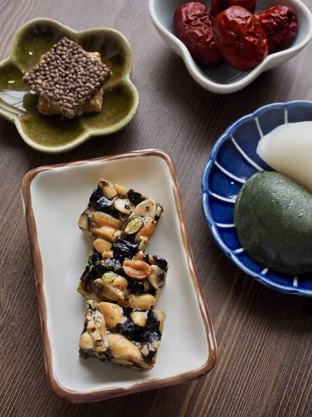 Kore geleneksel aperatifler Sweetricepuffs, Siyah Fasulye gangjeong, Fıstık gangjeong