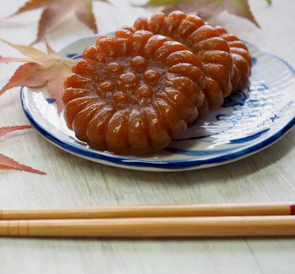 Koreanische Traditionelle Süßigkeiten Yakgwa Honigkekse Und Ahornblatt — Stockfoto