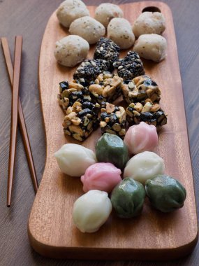 Kore geleneksel tatlılar ve kurabiye, Bal pirinç kek, glutinous pirinç kek, gangjeong