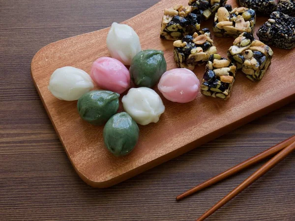 Kore geleneksel tatlılar ve kurabiye, Bal pirinç kek, glutinous pirinç kek, gangjeong