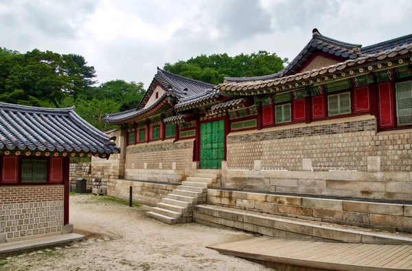 Kore 'nin geleneksel Sarayı Changdeok Sarayı
