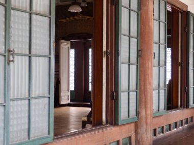 Kore geleneksel saray kapısı, Ahşap kapı