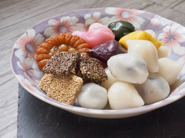 Kore geleneksel tatlılar ve kurabiyeler, Songpyeon, Bal-filledrice Kek, Susam glutinous pirinç kek, Gangjeong, Yakgwa