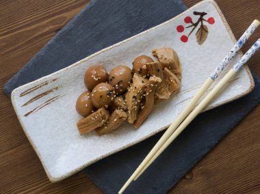  Asya gıda Domuz eti ve bıldırcın yumurtası soya sosu ve Bıldırcın yumurtası 