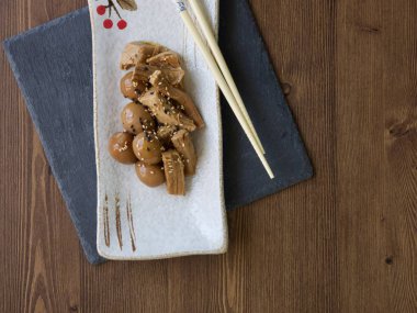  Asya gıda Domuz eti ve bıldırcın yumurtası soya sosu ve Bıldırcın yumurtası 