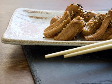  Asya gıda Domuz eti ve bıldırcın yumurtası soya sosu ve Bıldırcın yumurtası 