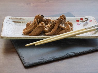  Asya gıda Domuz eti ve bıldırcın yumurtası soya sosu ve Bıldırcın yumurtası 