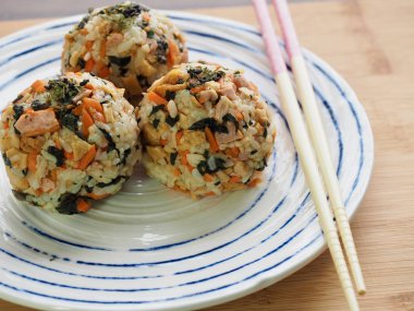 Asya gıda jambon ve sebze pirinç topları ve turşu turp