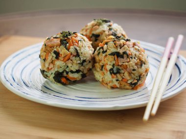 Asya gıda jambon ve sebze pirinç topları ve turşu turp