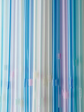 Çeşitli renklerde pipetler, arka plan