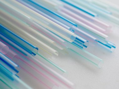 Çeşitli renklerde pipetler, arka plan