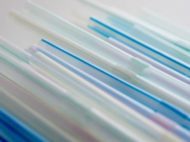 Çeşitli renklerde pipetler, arka plan