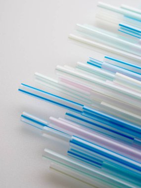 Çeşitli renklerde pipetler, arka plan