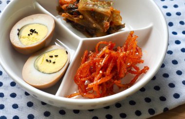 Kore geleneksel yan yemekler, Kimchi, Sos Kızarmış yumurta, Kurutulmuş rendelenmiş kalamar