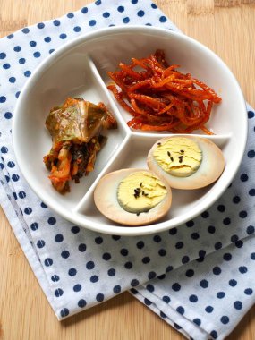 Kore geleneksel yan yemekler, Kimchi, Sos Kızarmış yumurta, Kurutulmuş rendelenmiş kalamar
